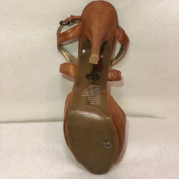 Nude Vera Wang heals - Picture 4 of 6